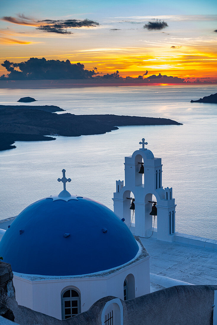Sonnenuntergang über der Vulkaninsel Santorini und der orthodoxen Kirche Anastasi bei Sonnenuntergang, Fira, Santorini, Kykladen, griechischen Inseln, Griechenland, Europa