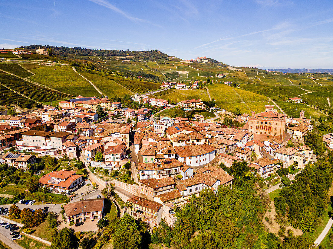 Luftaufnahme der Weinberge um Barolo, UNESCO-Weltkulturerbe, Piemont, Italien, Europa