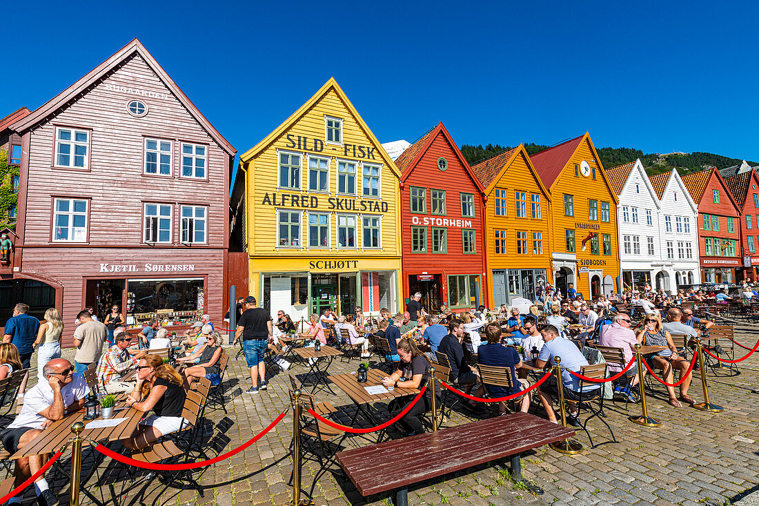 Open-Air-Cafés, Bryggen, Reihe von Hansegebäuden, UNESCO-Weltkulturerbe, Bergen, Norwegen, Skandinavien, Europa