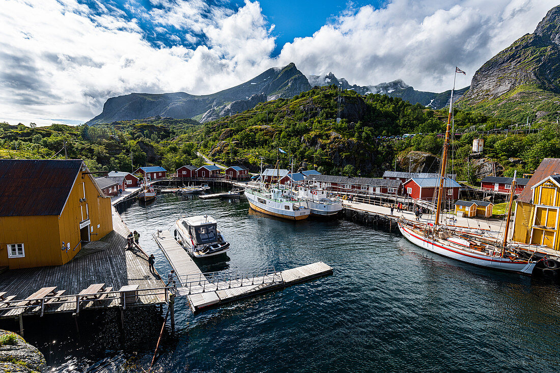 Hafen des kleinen Fischerdorfes Nusfjord, Lofoten, Nordland, Norwegen, Skandinavien, Europa