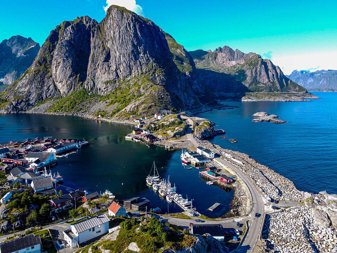 Blick auf Reine und Reinefjord, Lofoten, Nordland, Norwegen, Skandinavien, Europa