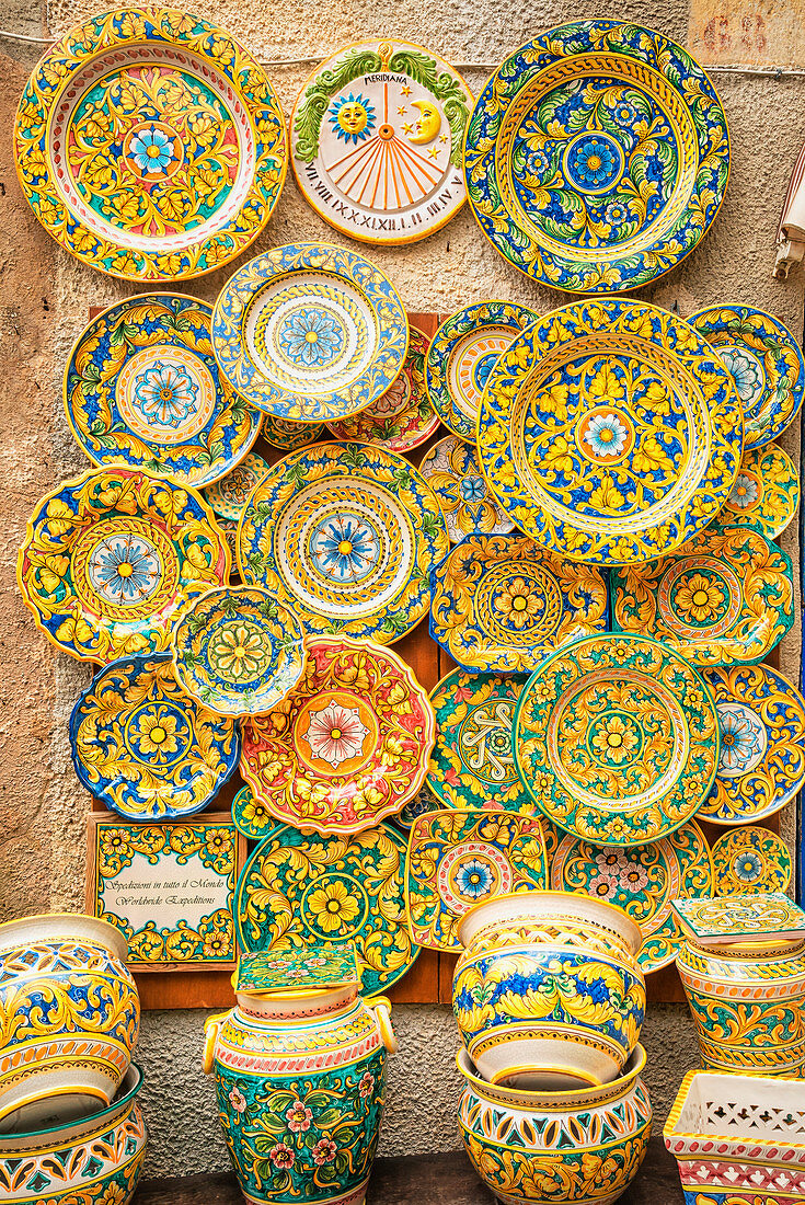 Traditionelle Teller ausgestellt, Erice. Sizilien, Italien