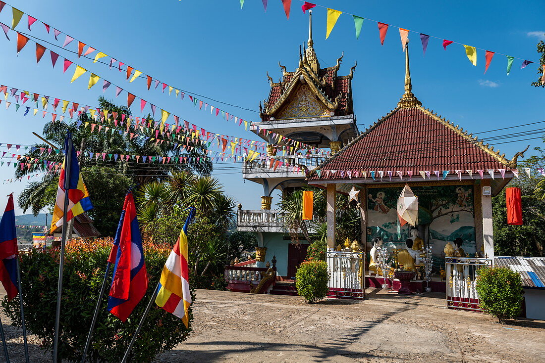 Bunte Flaggen am Tempel Vat Chom Khao Manilat, Houayxay (Huay Xai), Provinz Bokeo, Laos, Asien