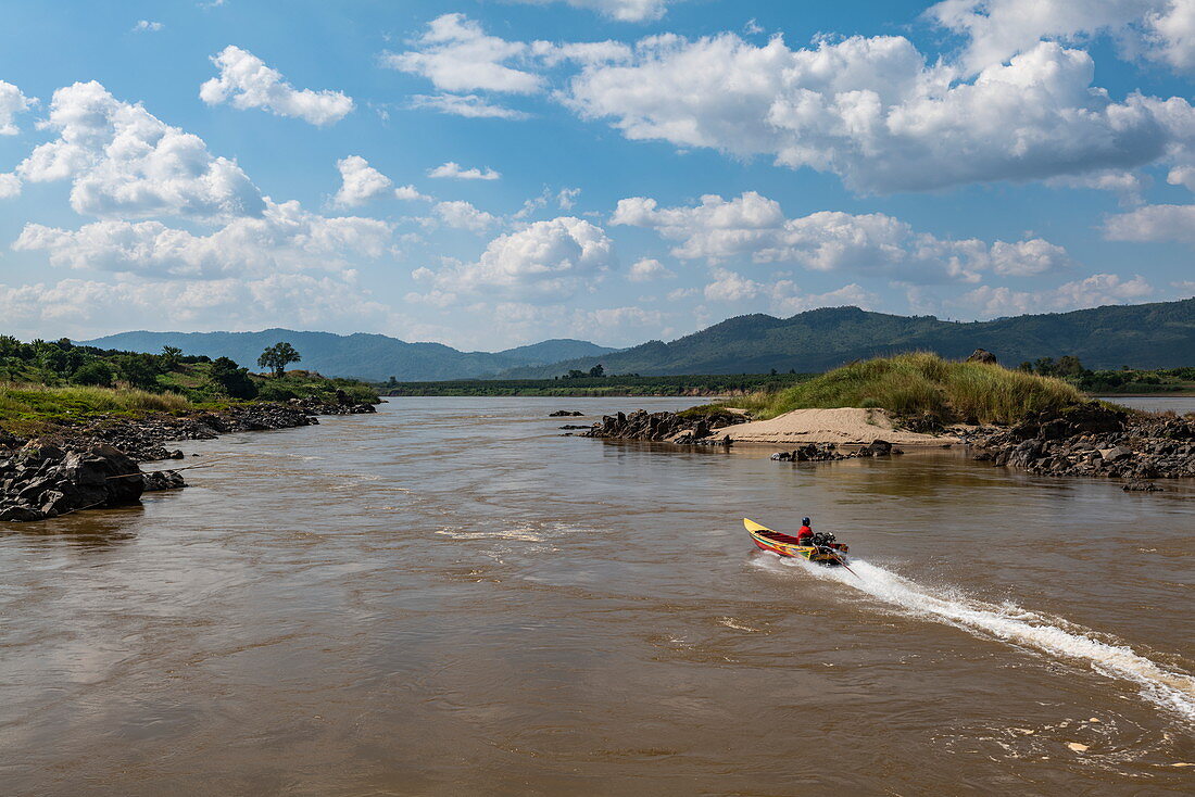 Longtail-Boot auf Fluss Mekong, nahe Houayxay (Huay Xai), Provinz Bokeo, Laos, Asien