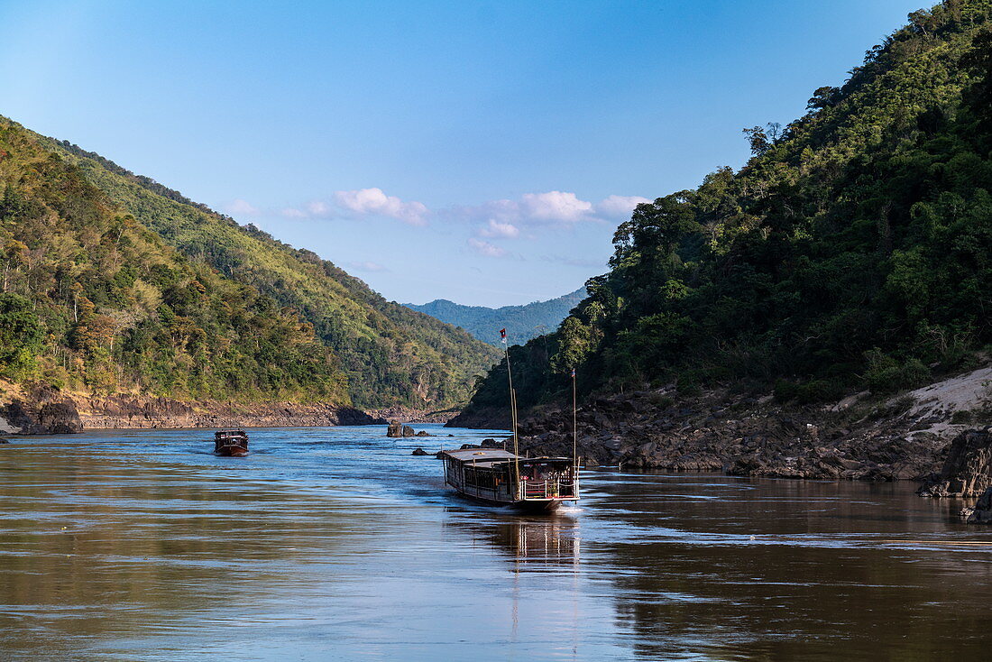 Touristische Ausflugsboote auf dem Mekong, Bezirk Houne, Provinz Oudomxay, Laos, Asien