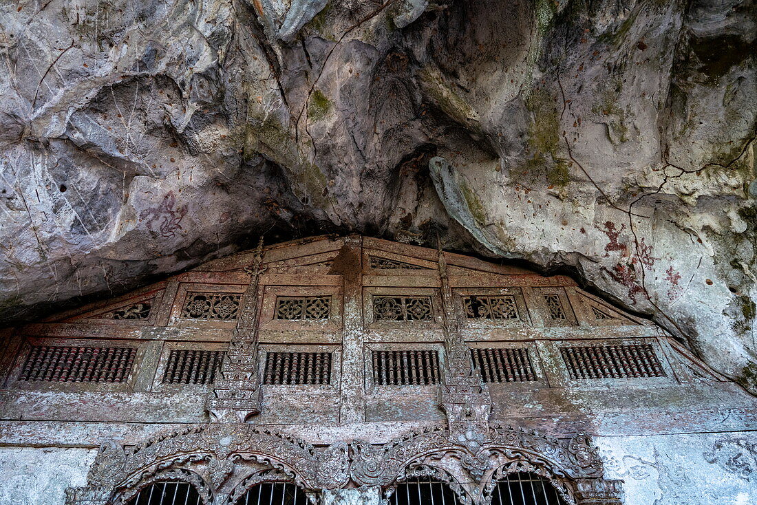 Eingang zur unteren Höhle in den Pak Ou-Höhlen, Pak Ou, Provinz Luang Prabang, Laos, Asien