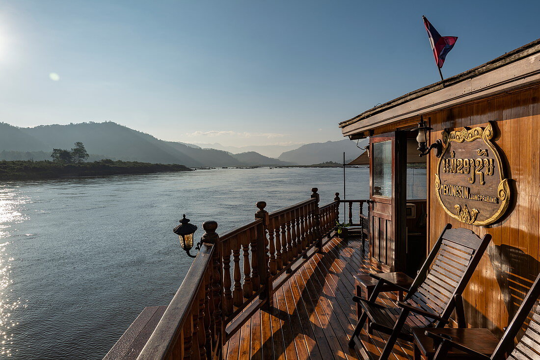 Deck von Flusskreuzfahrtschiff Mekong Sun auf Fluss Mekong, nahe Luang Prabang, Provinz Luang Prabang, Laos, Asien