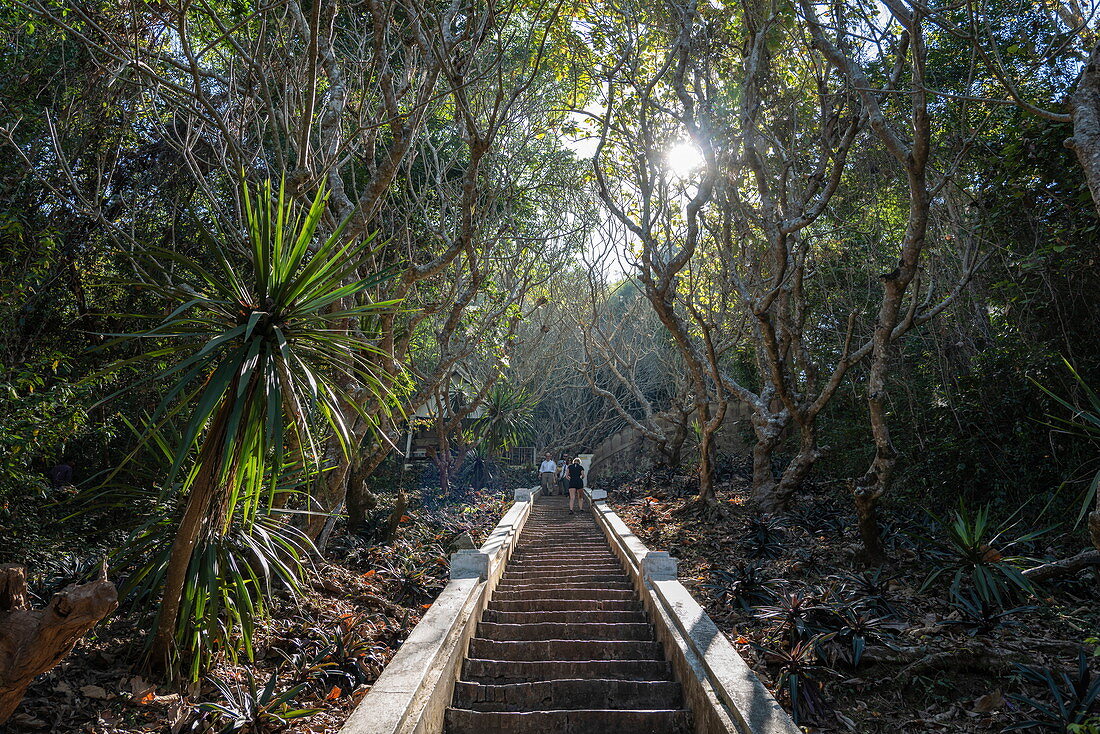 Treppe die von der Sisavangvong Road (der Hauptstraße) zum Berg Phousi führt, Luang Prabang, Provinz Luang Prabang, Laos, Asien