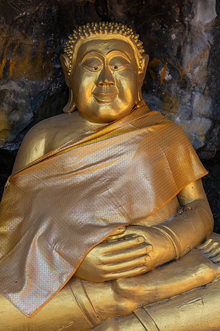 Goldene Buddha-Figur auf einem Pfad zum Berg Phousi, Luang Prabang, Provinz Luang Prabang, Laos, Asien