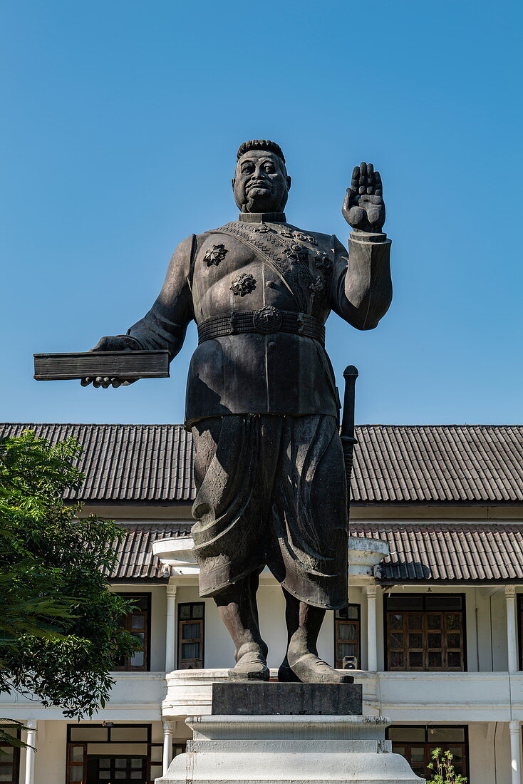 Statue von König Sisavang Vong auf dem königlichen Palastgelände, Luang Prabang, Provinz Luang Prabang, Laos, Asien