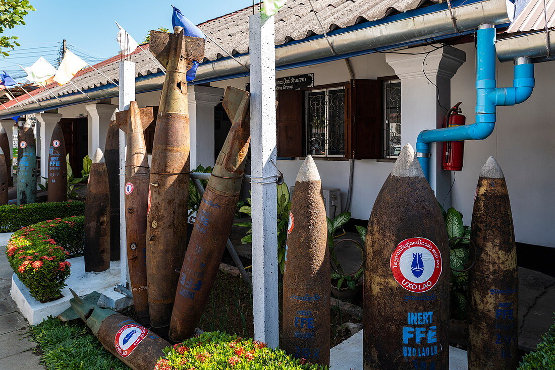 Patronenhülsen aus nicht explodierten Kampfmitteln die während des 2. Indochina-Krieges in den 1970er Jahren auf Laos fielen werden vor dem Informationszentrum UXO Laos ausgestellt, Luang Prabang, Provinz Luang Prabang, Laos, Asien