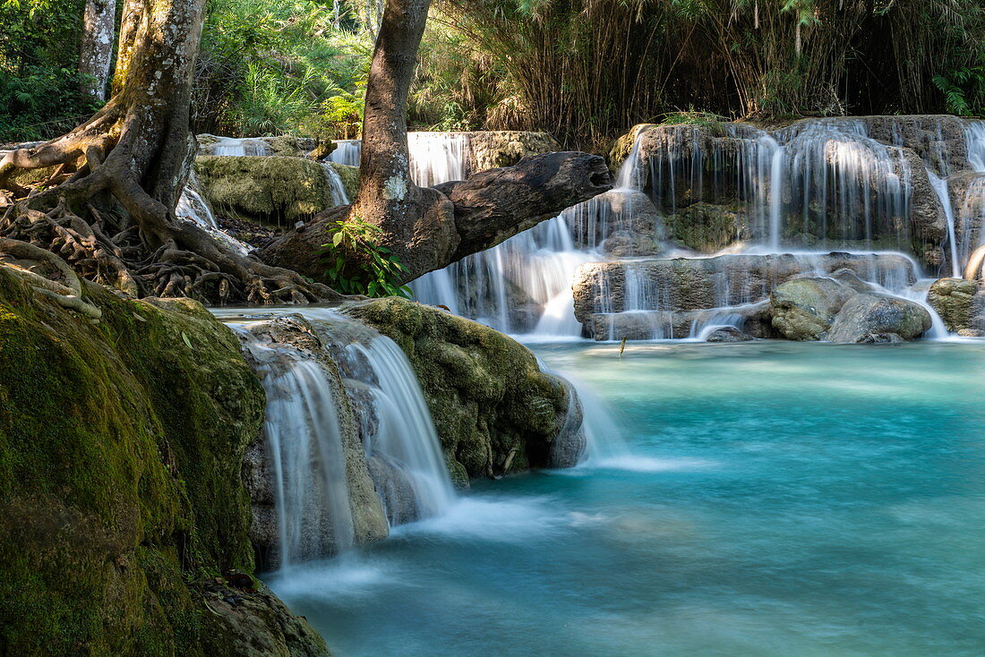 Natürliche Pools unter Wasserfällen an den Kuang Si Falls, Kuang Si, Provinz Luang Prabang, Laos, Asien