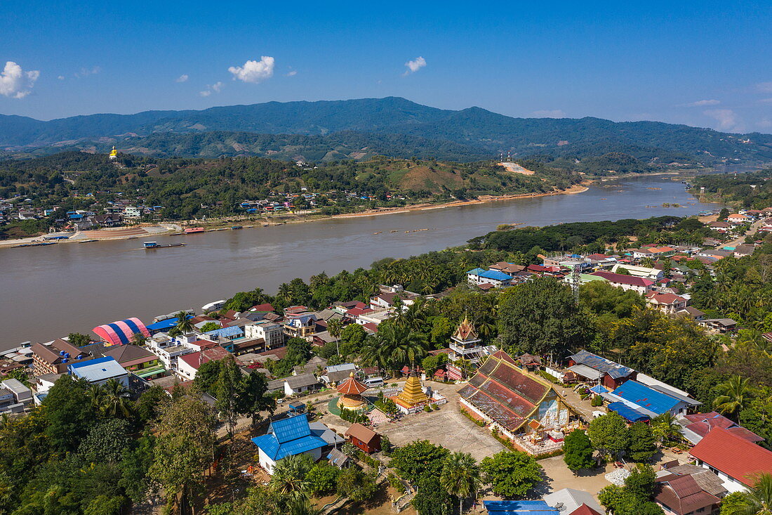 Luftaufnahme von Vat Chom Khao Manilat Tempel mit Fluss Mekong dahinter, Huoayxay (Huay Xai), Provinz Bokeo, Laos, Asien