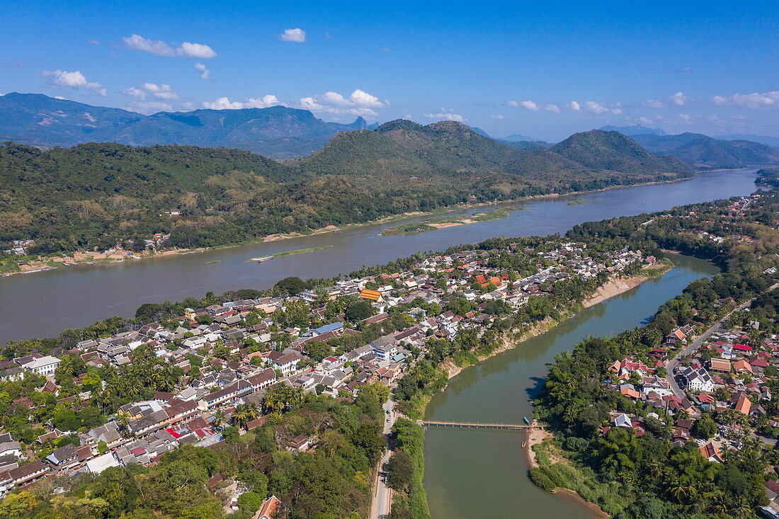 Luftaufnahme der Stadt mit dem Zusammenfluss vom Fluss Nam Khan (Vordergrund) und Fluss Mekong, Luang Prabang, Provinz Luang Prabang, Laos, Asien