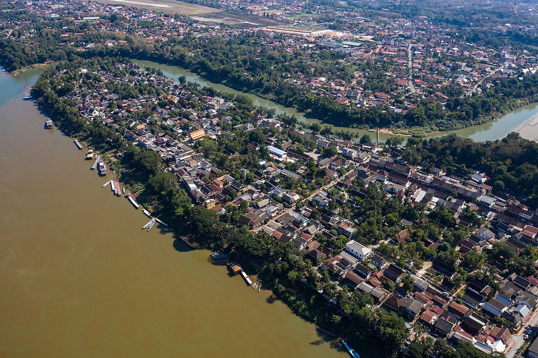 Luftaufnahme der Stadt mit dem Zusammenfluss vom Fluss Mekong (Vordergrund) und vom Fluss Nam Khan, Luang Prabang, Provinz Luang Prabang, Laos, Asien