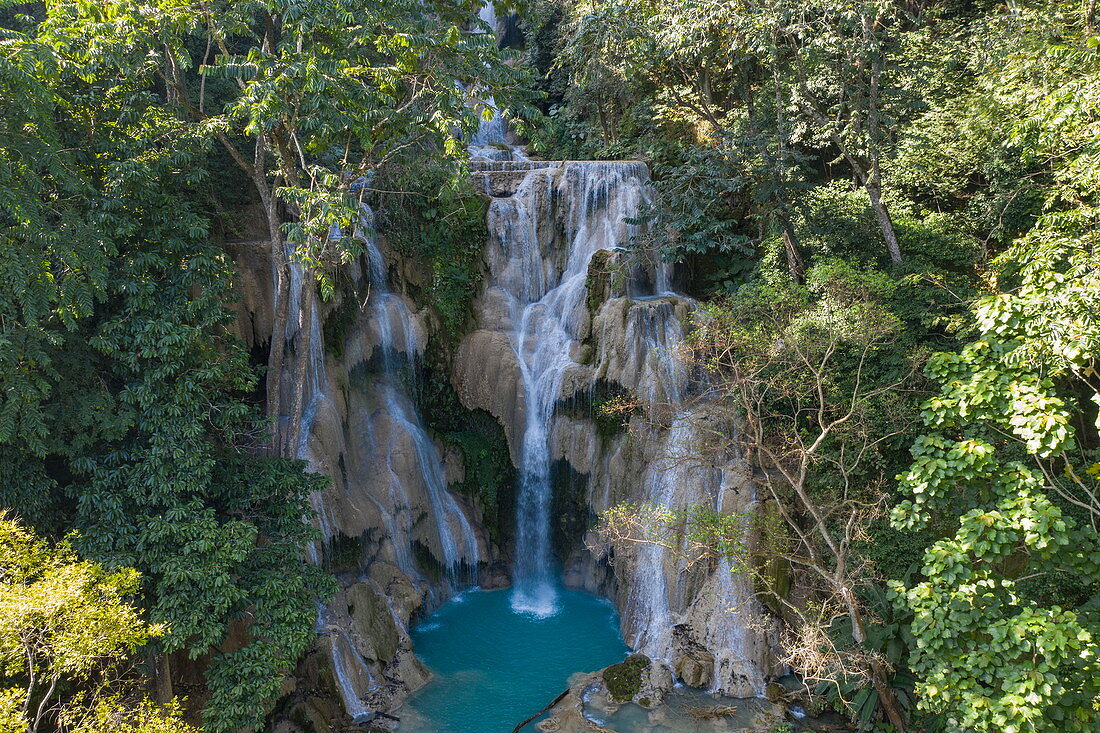 Luftaufnahme der prächtigen Wasserfälle der Kuang Si Falls inmitten von üppiger Dschungelvegetation, Kuang Si, Provinz Luang Prabang, Laos, Asien