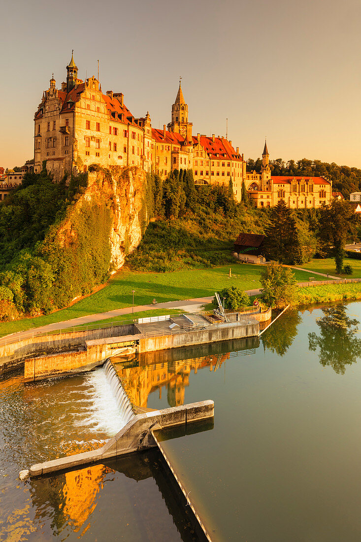 Schloss Sigmaringen bei Sonnenuntergang, Oberes Donautal, Schwäbischer Jura, Baden-Württemberg, Deutschland, Europa