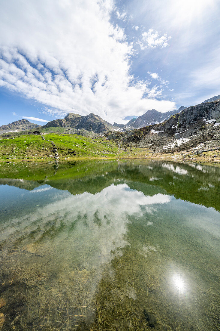 Sonnenlicht über Berggipfeln mit Blick auf Porcile Lakes, Tartano Valley, Valtellina, Provinz Sondrio, Lombardei, Italien, Europa