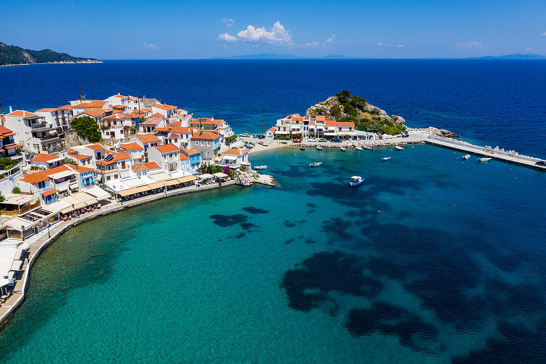 Luftaufnahme durch Drohne von Kokkari und seinem Kieselstrand, Samos, griechische Inseln, Griechenland, Europa