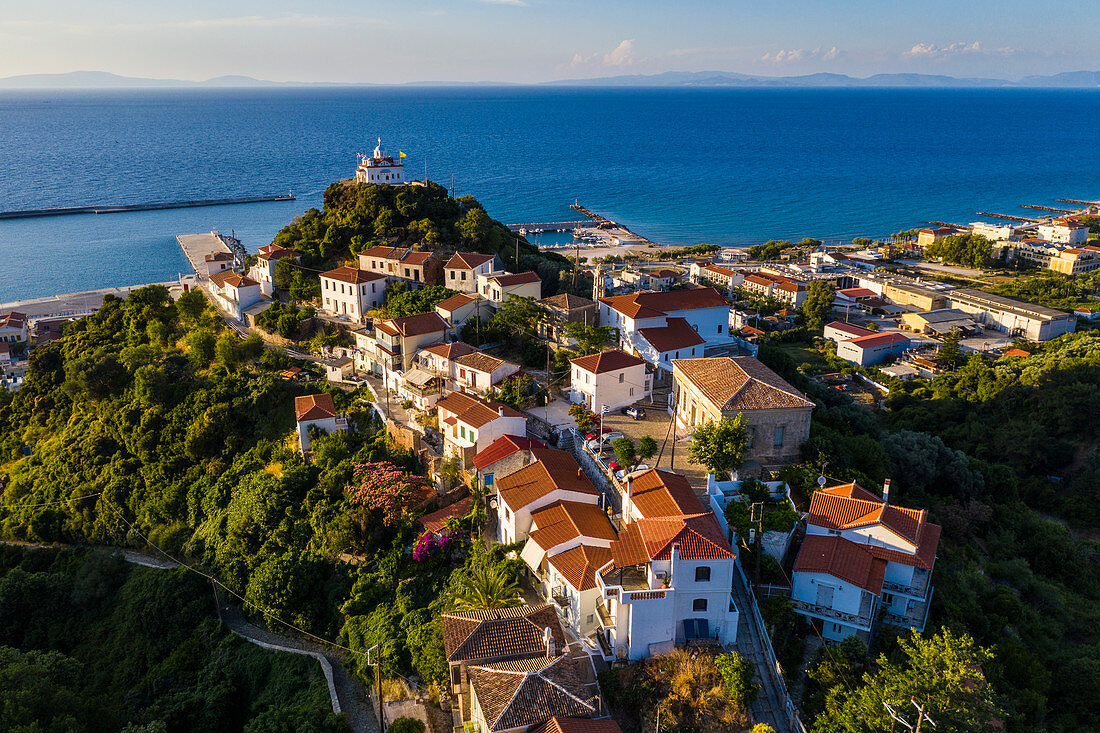 Luftaufnahme durch Drohne der Kirche Agia Triada, Paleo Karlovasi, Samos, Griechische Inseln, Griechenland, Europa