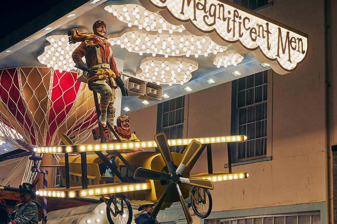 Ein spektakulärer Festwagen beim erstaunlichen Bridgwater Carnival, der jährlich Anfang November in Bridgwater in Somerset, England, Großbritannien und Europa stattfindet