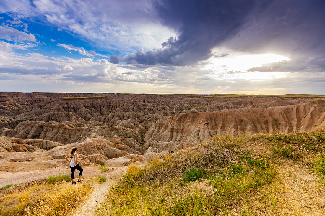 Frau, die ihren Weg durch die malerischen Badlands, South Dakota, Vereinigte Staaten von Amerika, Nordamerika wandert