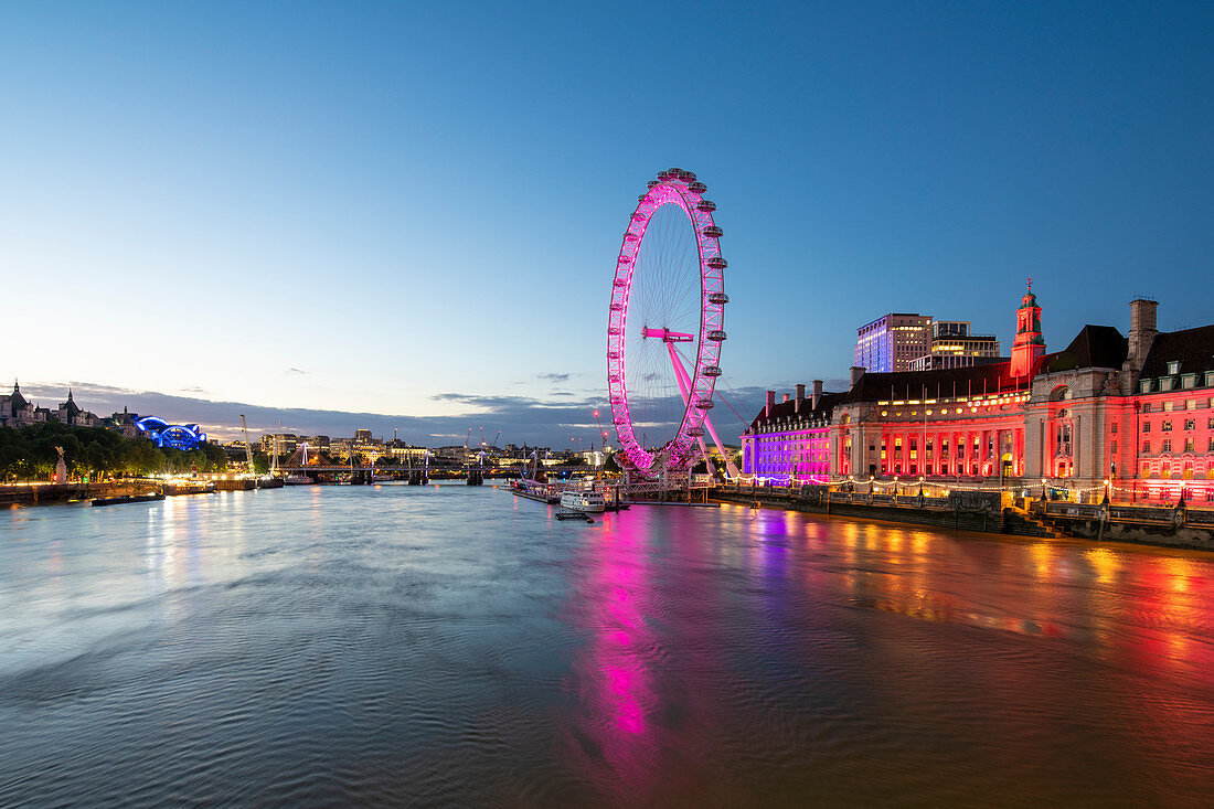 Das London Eye leuchtete während der blauen Stunde rosa und die Themse, London, England, Großbritannien, Europa