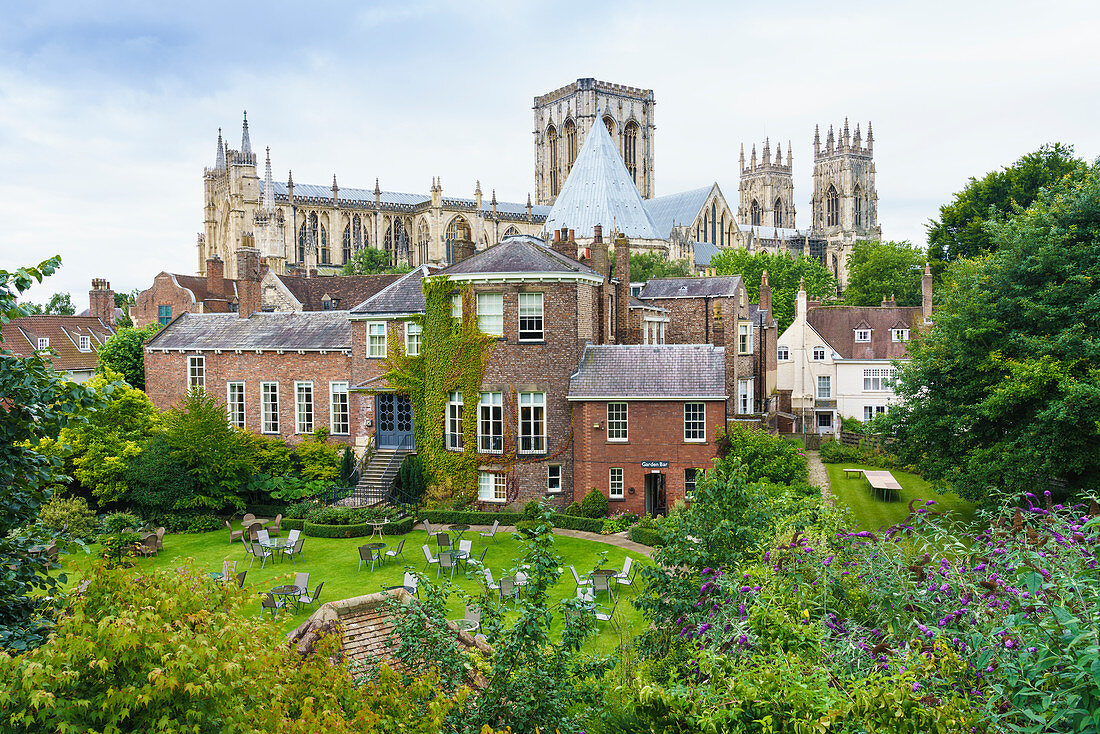 York Minster, Grays Court Hotel im Vordergrund, York, North Yorkshire, England, Vereinigtes Königreich, Europa