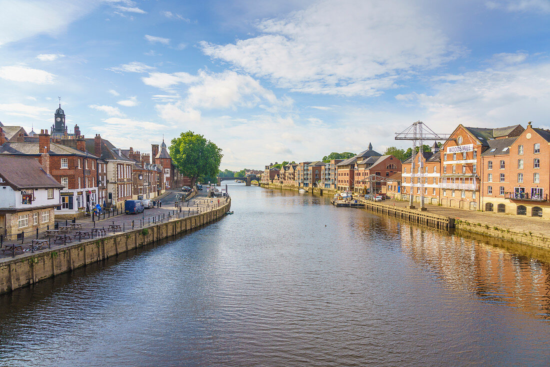 Der Fluss Ouse fließt durch die historische Stadt York, North Yorkshire, England, Großbritannien, Europa