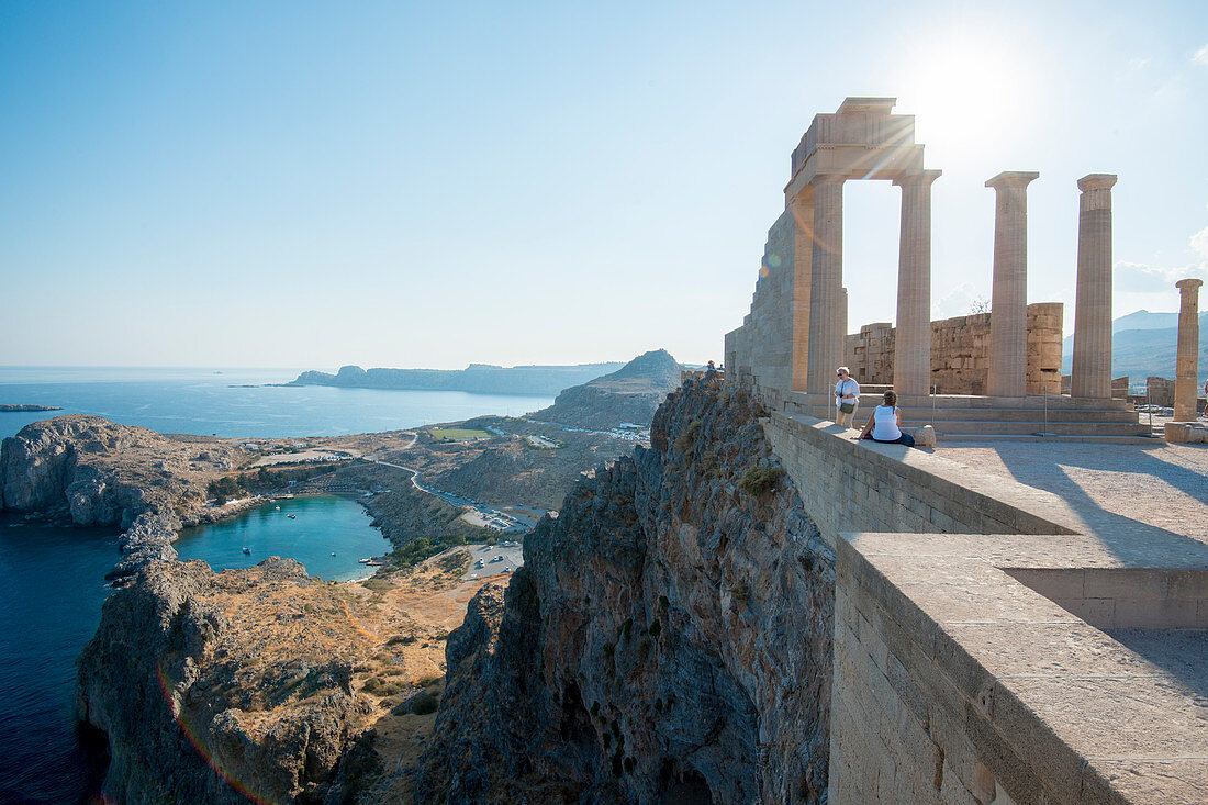 Blick über St. Pauls Bay von der Akropolis von Lindos, Rhodos, Dodekanes, griechischen Inseln, Griechenland, Europa