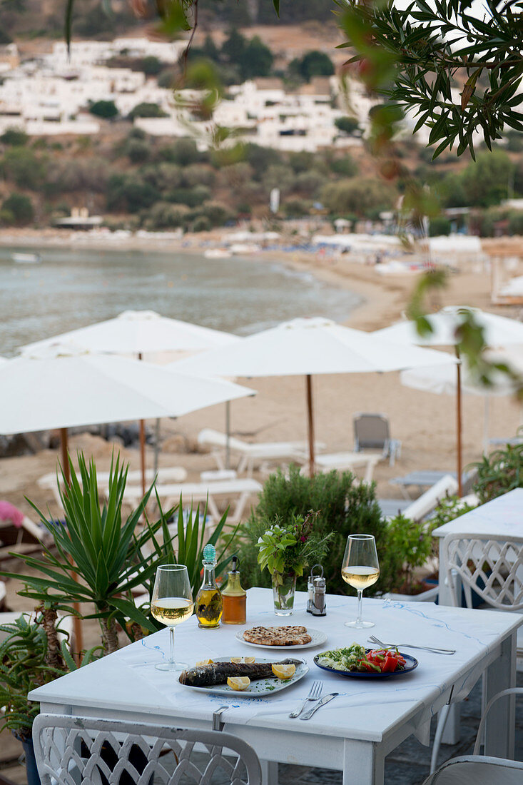 Fisch und Salat serviert in einem griechischen Restaurant am Meer, Lindos, Rhodos, Dodekanes, Griechische Inseln, Griechenland, Europa