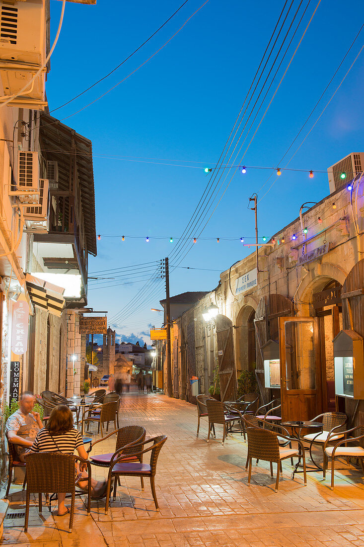 Menschen, die in einem Restaurant im Freien in der Nacht in Latchi, Zypern, Mittelmeer, Europa essen