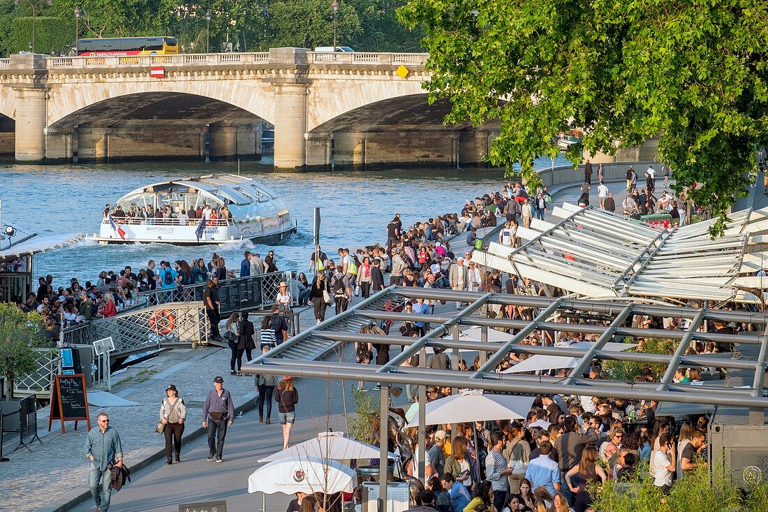 Frankreich, Paris, Gebiet, das von der UNESCO zum Weltkulturerbe erklärt wurde, die New Pedestrian Berges im Hafen der Champs Elysees, Cafés und Restaurants an den Docks