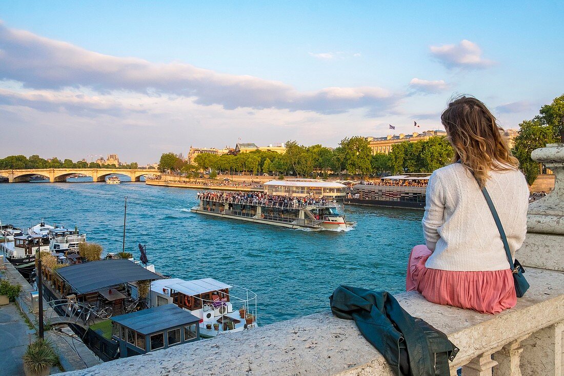 Frankreich, Paris, von der UNESCO zum Weltkulturerbe gehörendes Gebiet, Tourist auf der Alexandre III-Brücke und die Fliegenboote