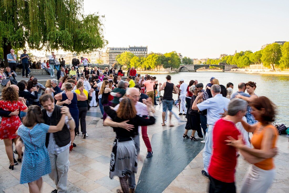 France, Paris, Tino Rossi garden, summer evenings the banks of the Seine become dancefloor for Tango