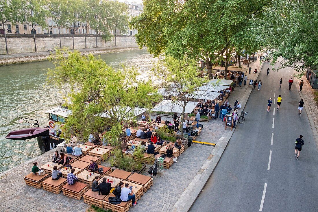 Frankreich, Paris, Gebiet, das von der UNESCO zum Weltkulturerbe erklärt wurde, Rives de Seine Park, Café