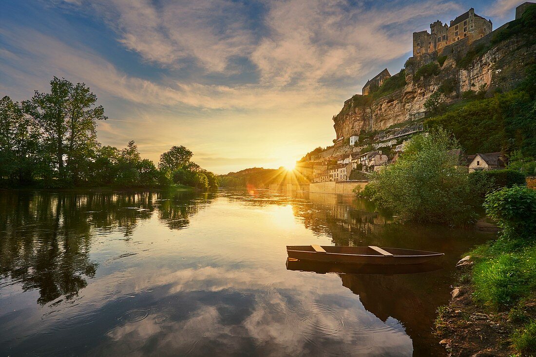 Frankreich, Dordogne, Beynac, Das Dorf, die Burg und der Fluss bei Sonnenuntergang