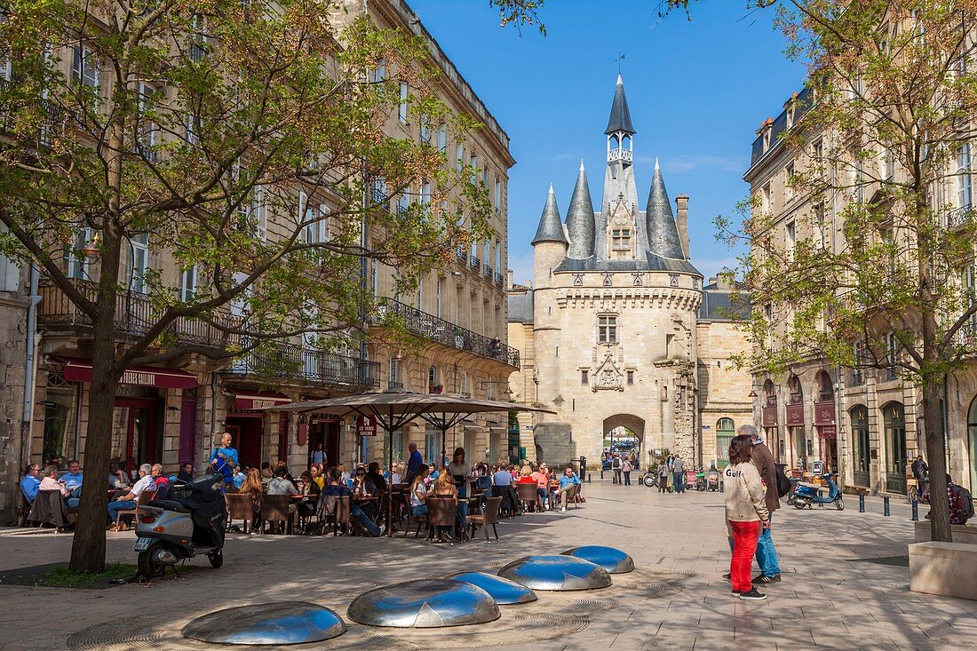 Frankreich, Gironde, Bordeaux, von der UNESCO zum Weltkulturerbe erklärtes Gebiet, Porte Cailhau und Place du Palais, Brunnen des Architekten Emmanuelle Lesgourgues