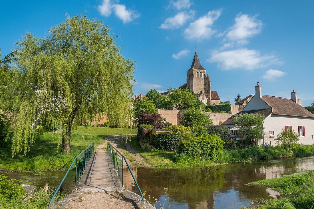 France, Allier, Ainay le Chateau, Saint Etienne church and battlements