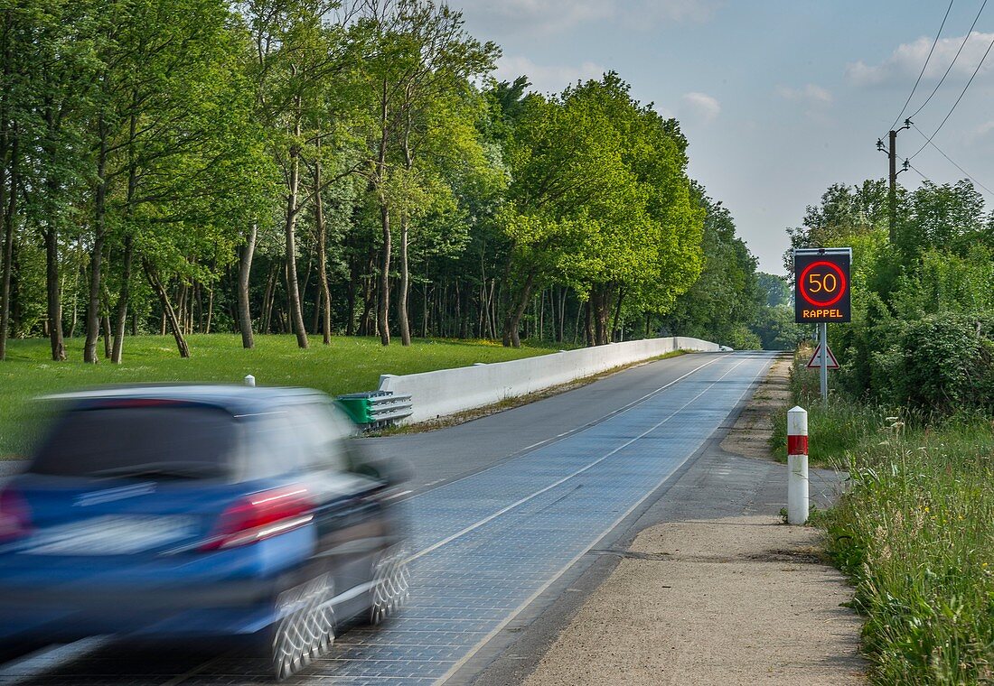 Frankreich, Orne, Tourouvre, Solarstraße, eine Kilometer Straße, ausgestattet mit Photovoltaikzellen, mit einer durchschnittlichen Leistung von 409 kWh pro Tag