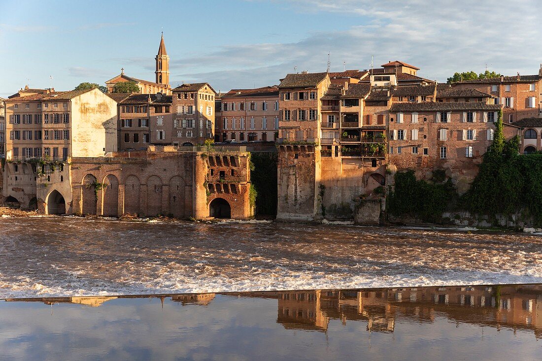Frankreich, Tarn, Albi, Häuser am Fluss Tarn, von der Unesco zum Weltkulturerbe erklärt