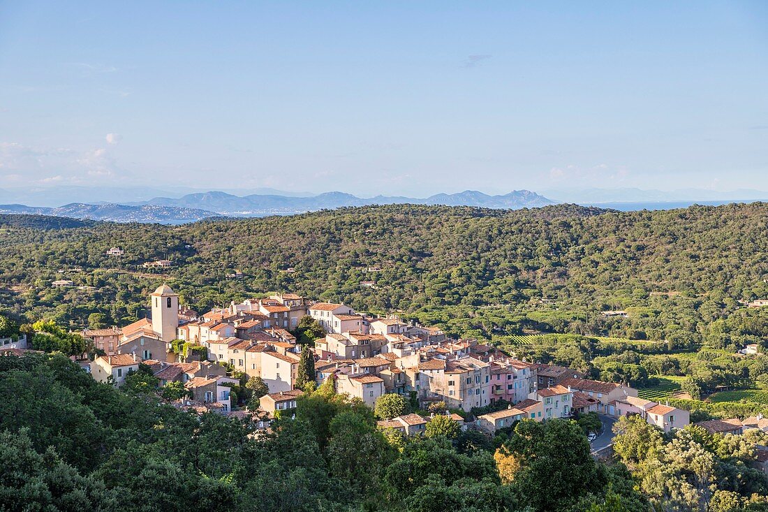 Frankreich, Var, Halbinsel Saint-Tropez, Ramatuelle, das Dorf mit dem Golf von Saint-Tropez und l'Estérel im Hintergrund