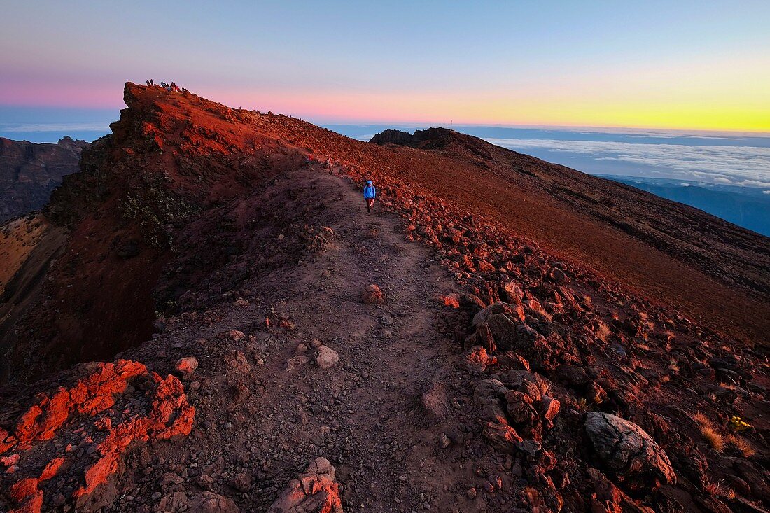Frankreich, Insel Reunion, Cilaos, Salazie, Wanderer auf dem Kamm des Piton des Neiges bei Sonnenuntergang, der von der UNESCO zum Weltkulturerbe erklärt wurde