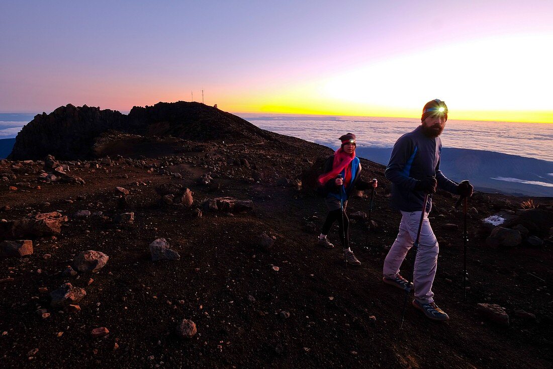 Frankreich, Insel Reunion, Cilaos, Salazie, Wanderer auf dem Kamm des Piton des Neiges bei Sonnenuntergang, der von der UNESCO zum Weltkulturerbe erklärt wurde