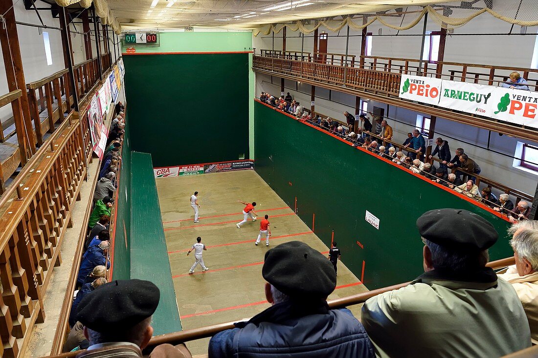 Frankreich, Pyrenäen Atlantiques, Baskenland, Saint Jean Pied de Port, Trinquet Garat, traditionelle baskische Pelota-Party mit bloßer Hand für den Chasseurs (Jäger) Cup