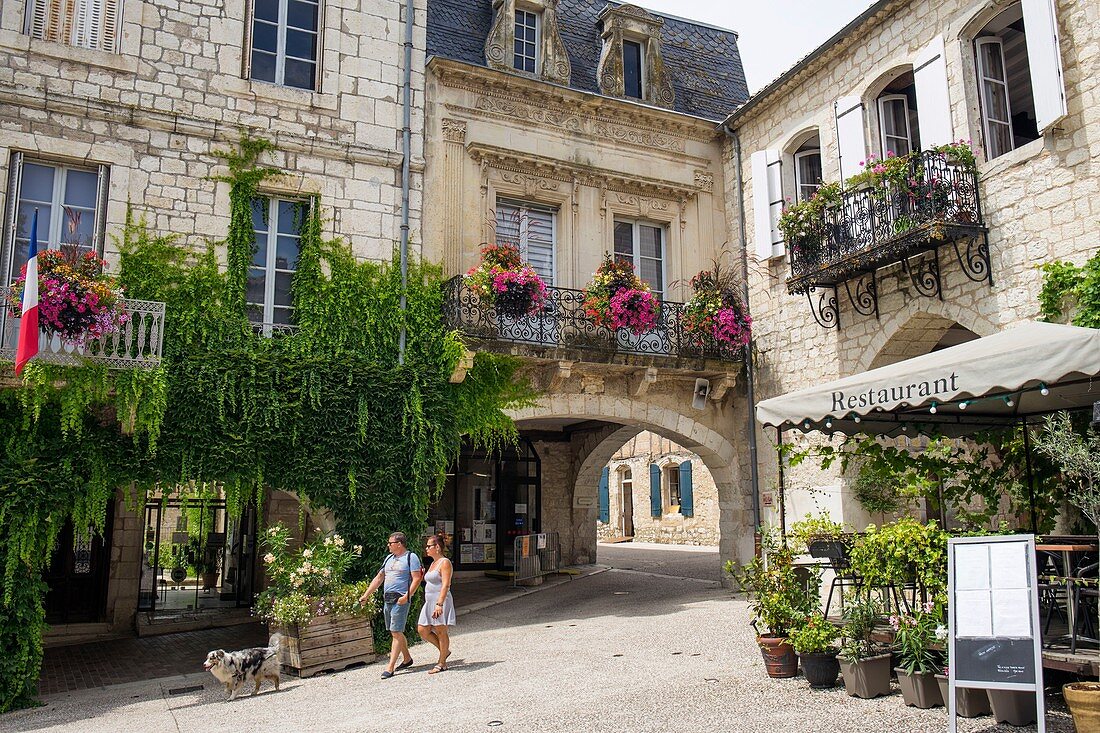 Frankreich, Lot et Garonne, Monflanquin, beschriftet Les Plus Beaux Villages de France (Die schönsten Dörfer Frankreichs), Arkadenquadrat