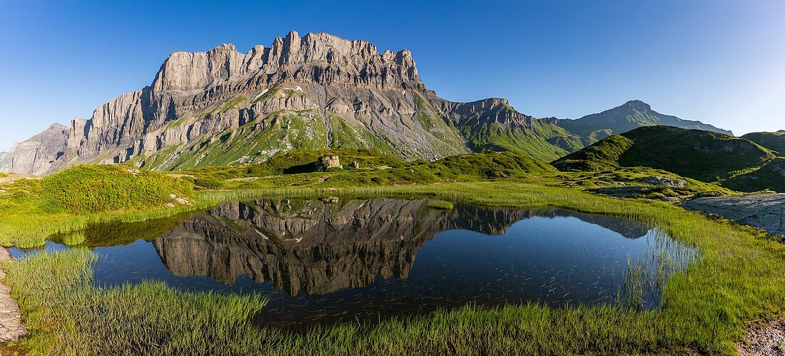 Frankreich, Haute-Savoie, Passy, Plaine Joux, Spiegelbild der Rochers des Fiz im Pormenaz-See (1970m)