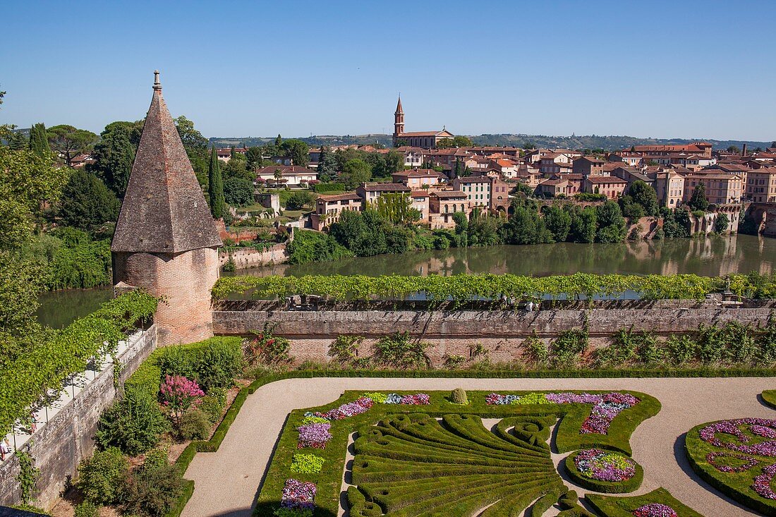 Frankreich, Tarn, Albi, die bischöfliche Stadt, die von der UNESCO zum Weltkulturerbe erklärt wurde, Palais de Berbie, Gärten und französische Blumenbeete aus dem 17. Jahrhundert