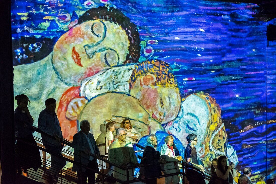 Frankreich, Paris, Atelier des Lumieres, Lichtspiel über Hundertwasser und Klimt, eine Leistung von Gianfranco Iannuzzi, Renato Gatto, Massimiliano Siccardi