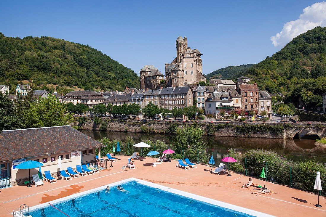 Frankreich, Aveyron, Lot Valley, Estaing, mit Les Plus Beaux Villages de France (Die schönsten Dörfer Frankreichs) gekennzeichnet, halten an der Straße St. Jacques de Compostela, die von der UNESCO zum Weltkulturerbe erklärt wurde, mit Blick auf die Burg aus dem 16. Jahrhundert und die gotische Brücke über den Lot River